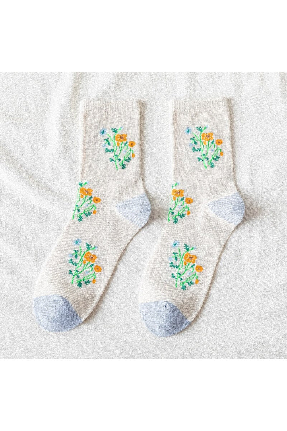 Pastel socks (14) with delicate aesthetic design.