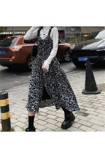 Vintage leopard dress in black, stylish and chic.