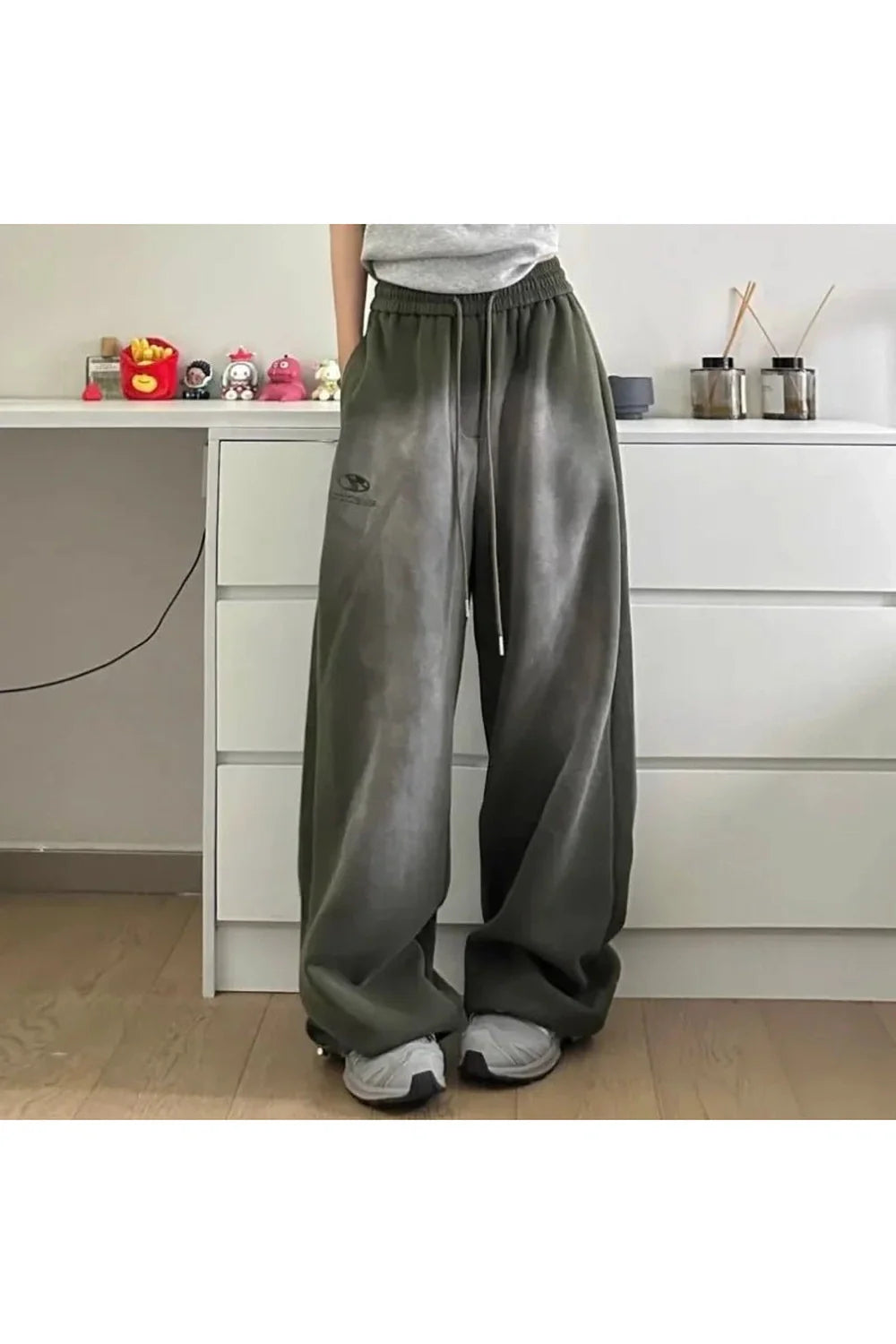 Baggy Y2K Grunge Sweatpants in Green, oversized style.