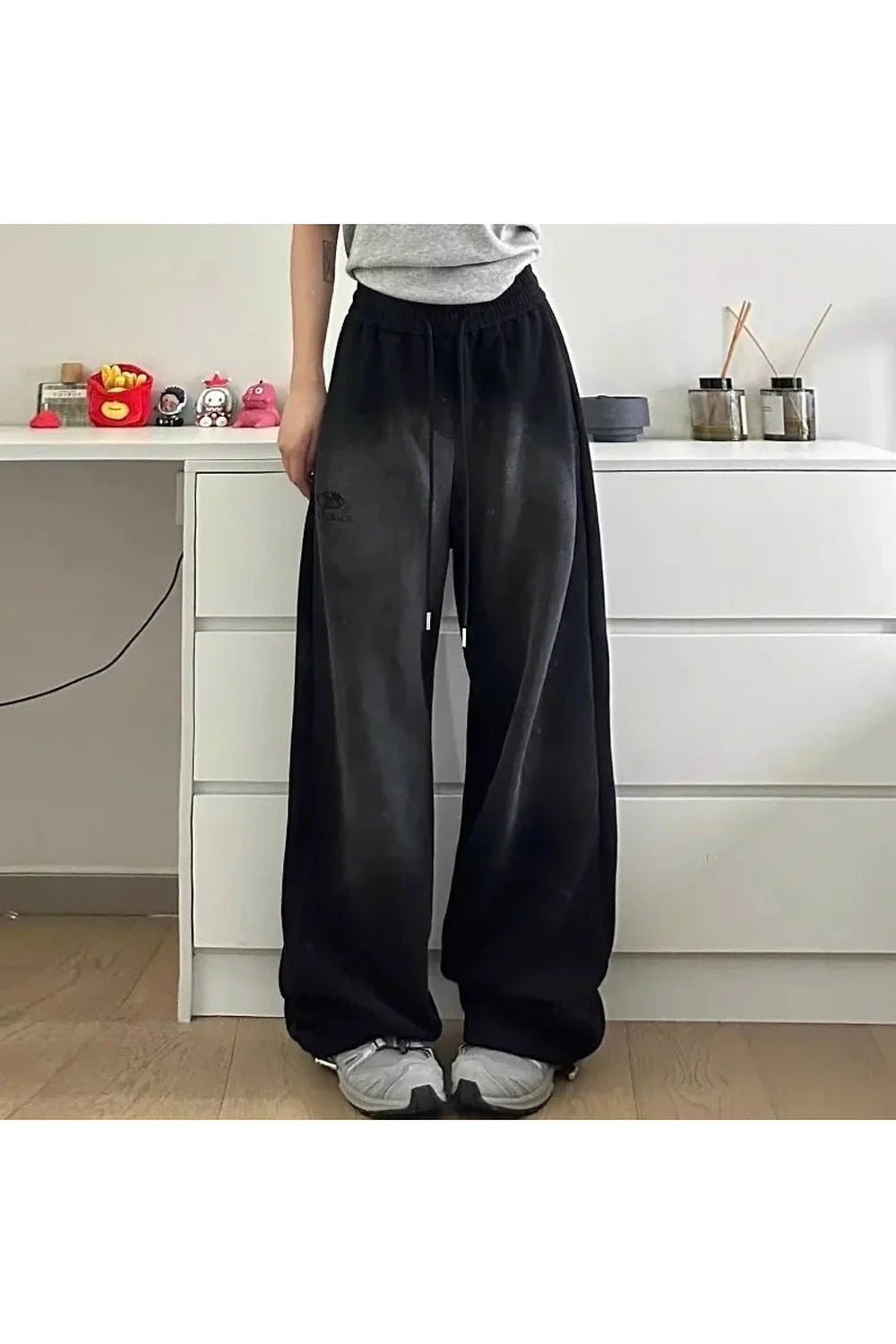 Baggy Y2K Grunge Sweatpants in Black, oversized style.