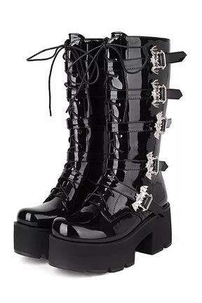 Gothic boots with bat buckle in shiny patent leather.