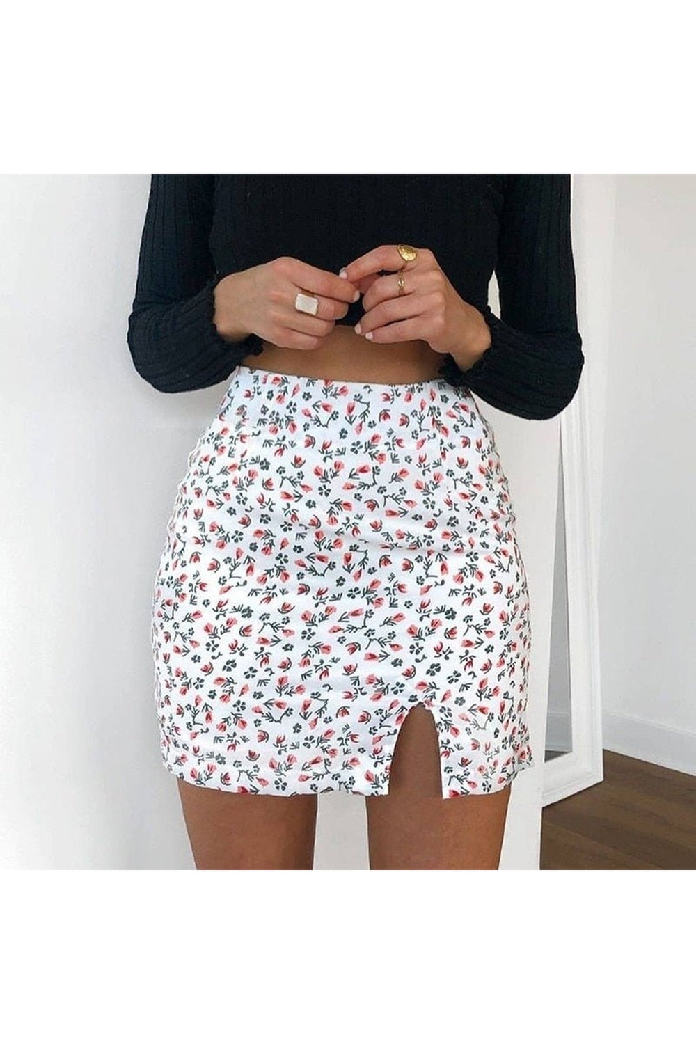 Floral print mini skirt in charming blue.