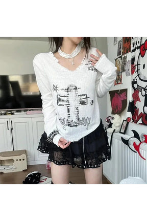 Off-shoulder grunge sweater in white with choker.