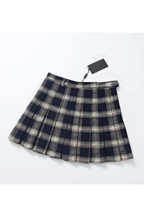 Stylish Harajuku plaid skirt in chic black.