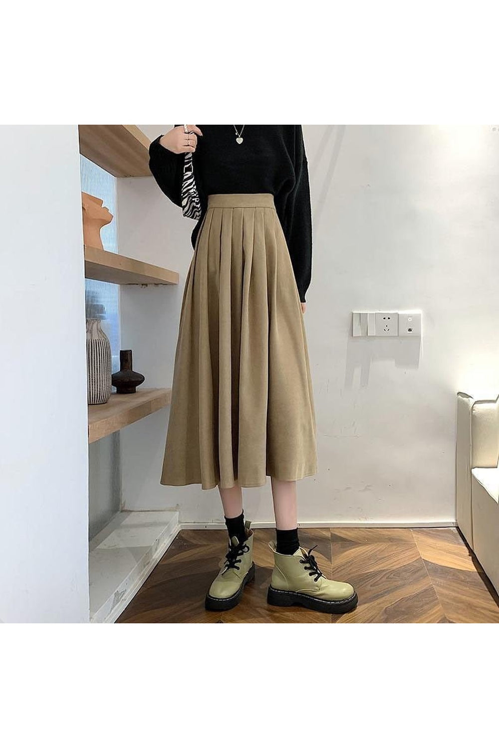 Khaki high waist pleated skirt for college style.