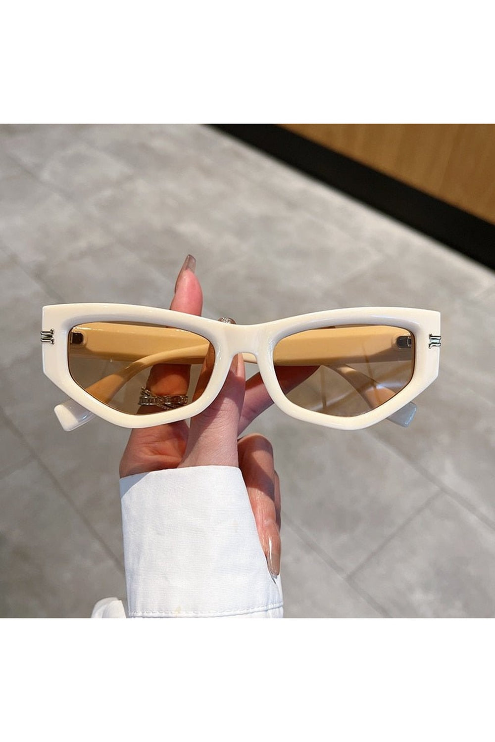 Chic beige-champagne gradient cat eye sunglasses appeal.