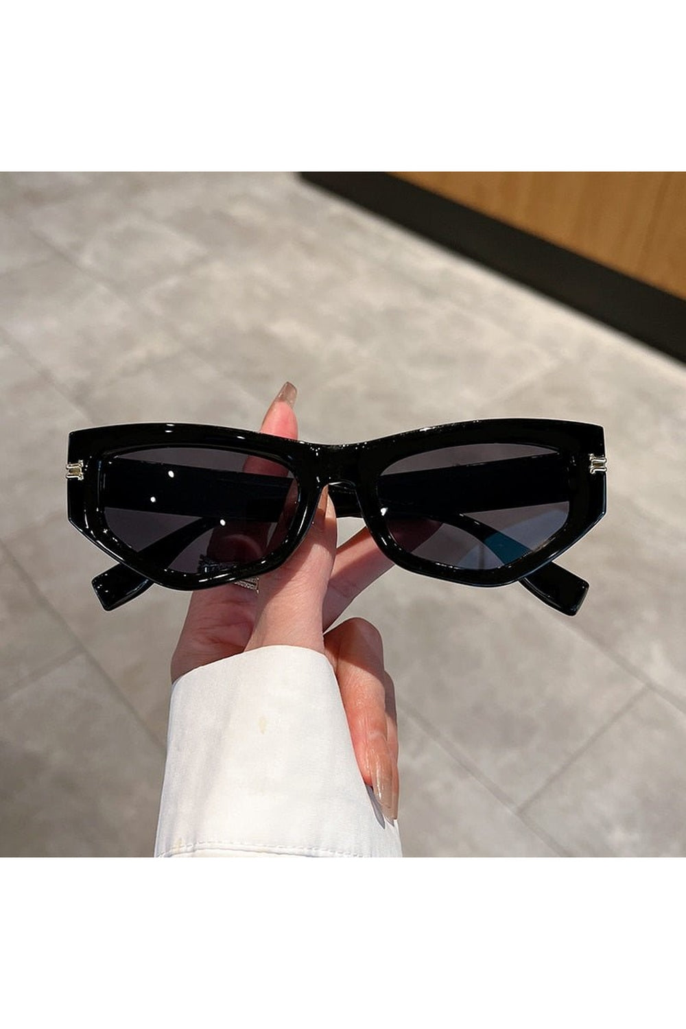 Chic black-black cat eye sunglasses with gradient.