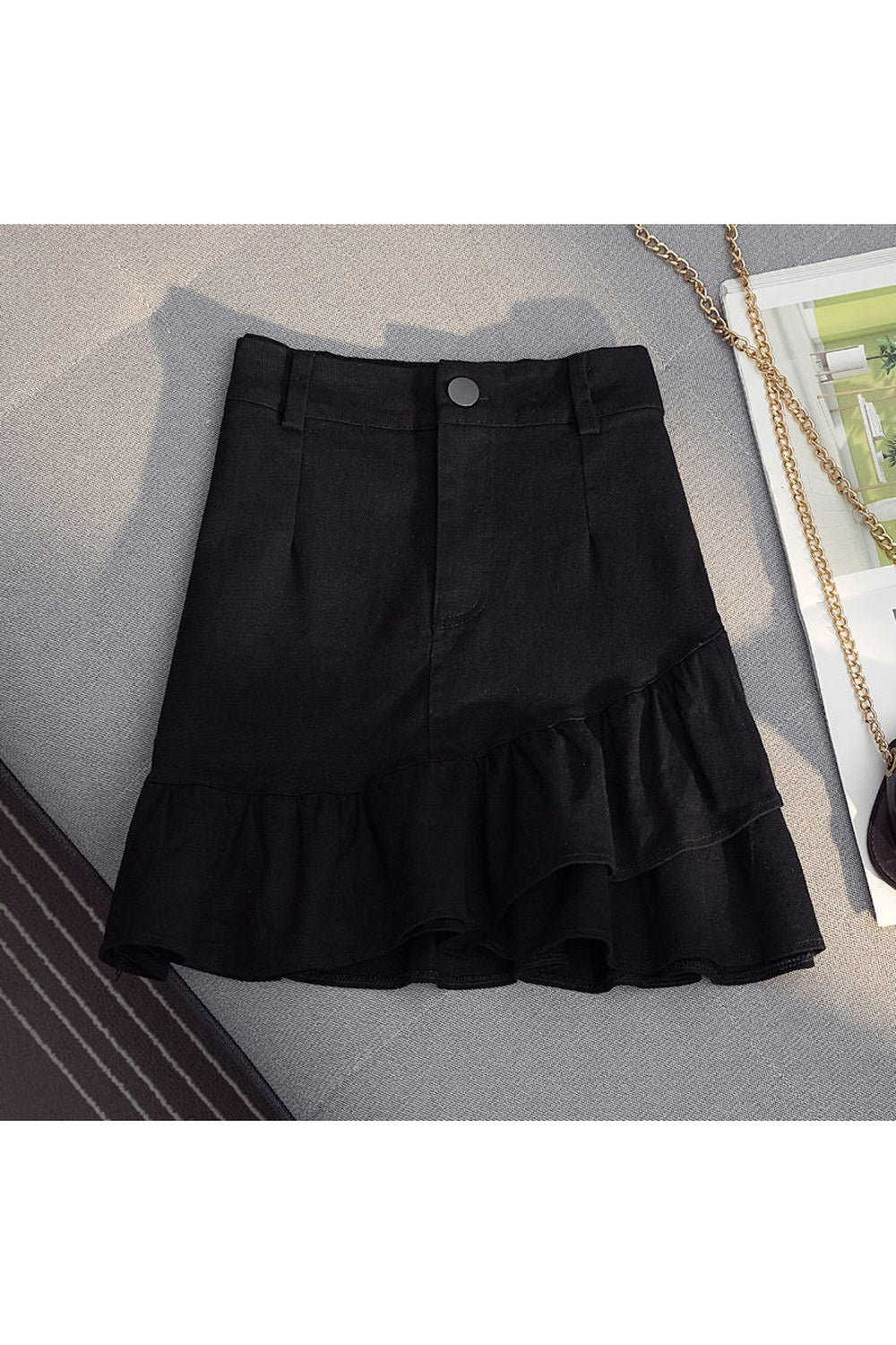 Stylish black Korean denim mini skirt for women.