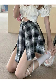 Black Korean plaid pleated skirt for fashion-forward looks.