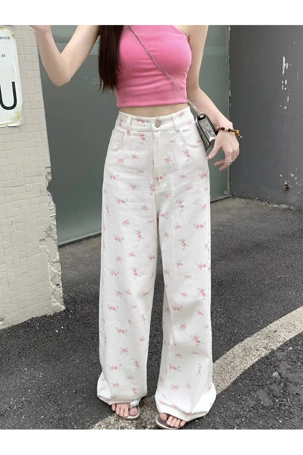 Wide-leg pants with petal motif pattern.