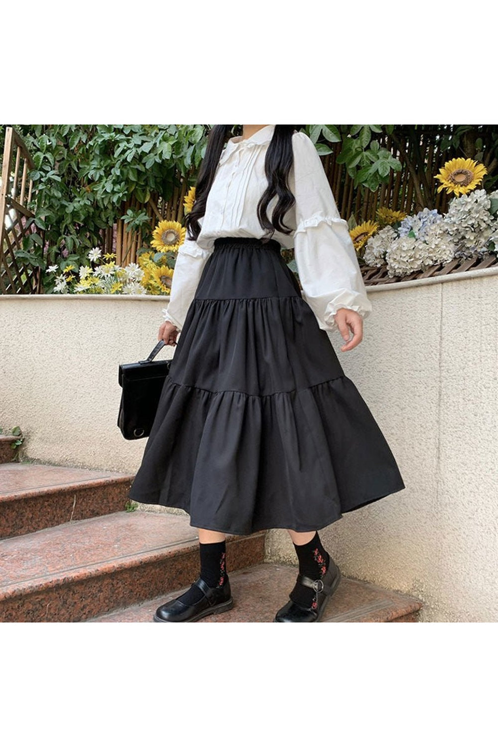 Chic black long skirts for a preppy style.