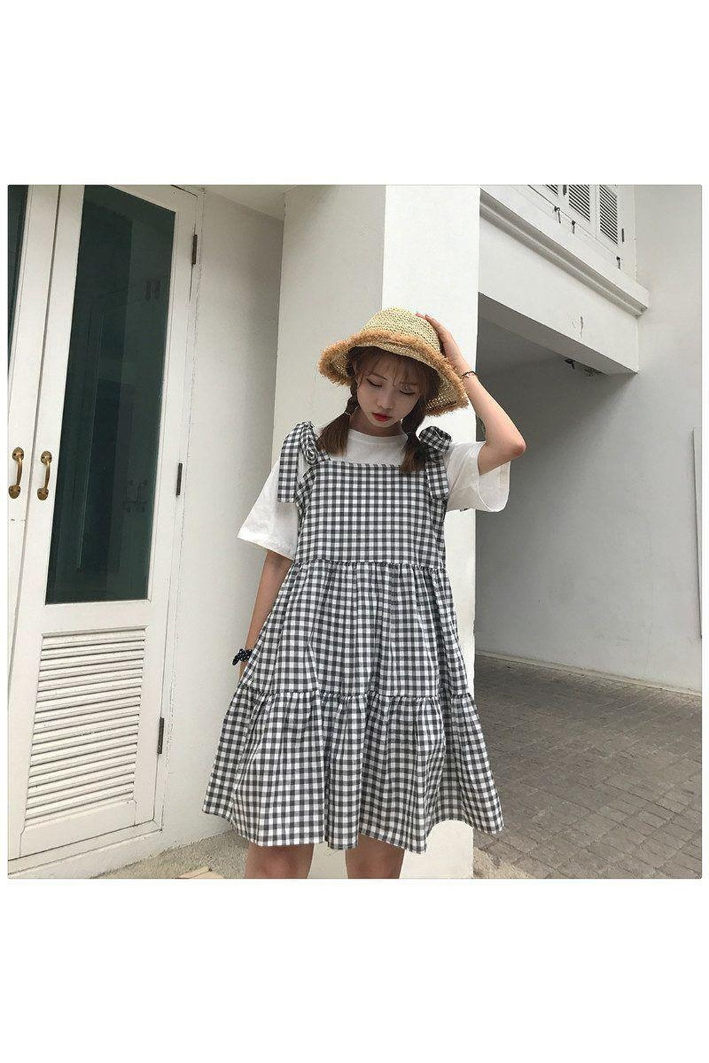 Sleeveless plaid dress, retro black style.