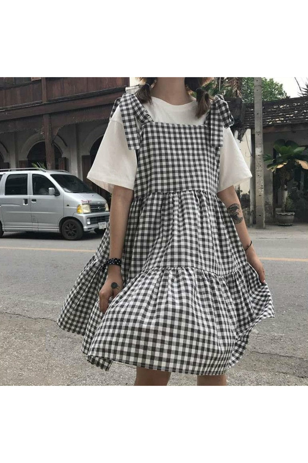 Sleeveless plaid dress, retro black style.