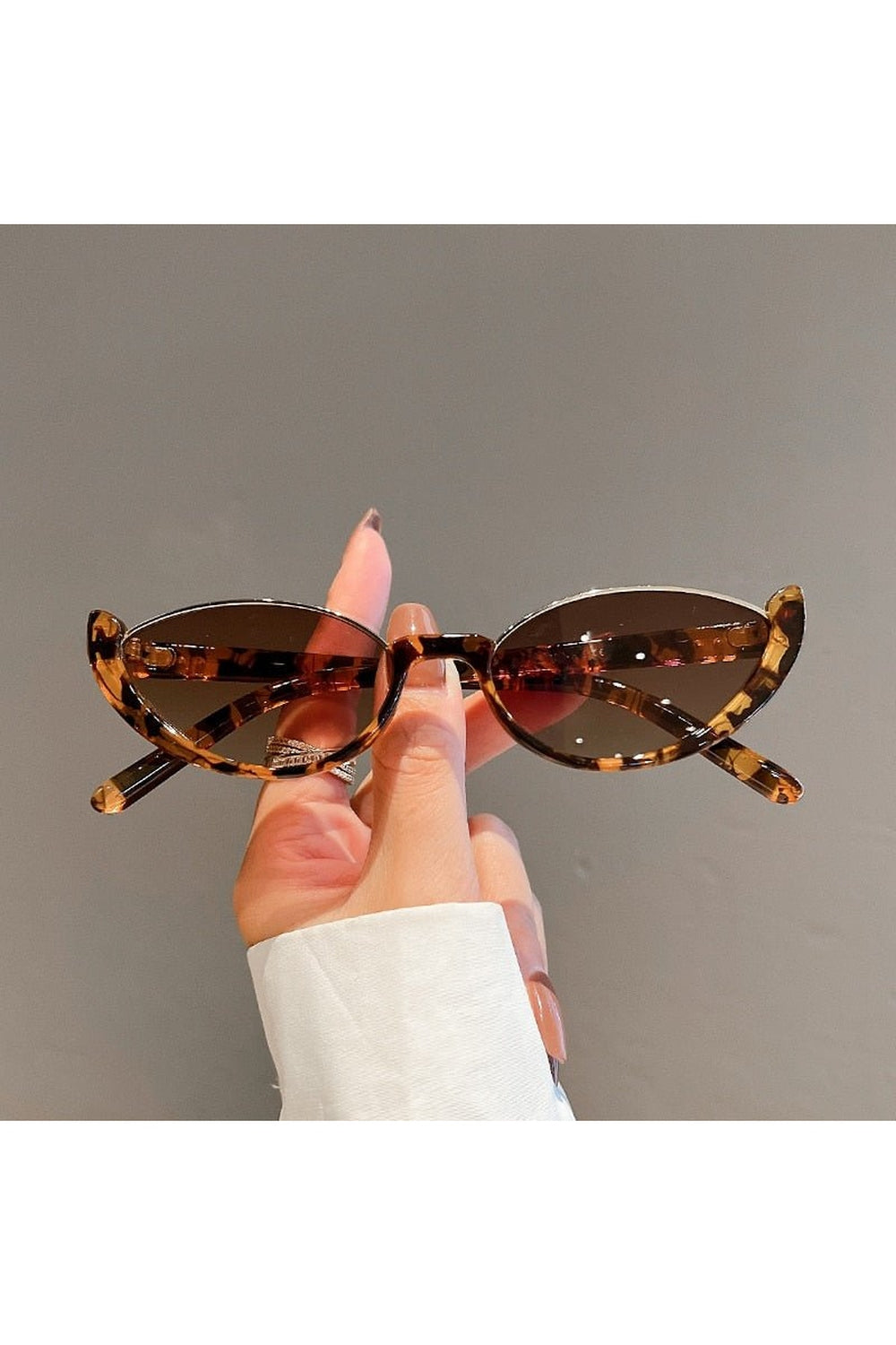 Chic leopard-gradient tea cat eye sunglasses.