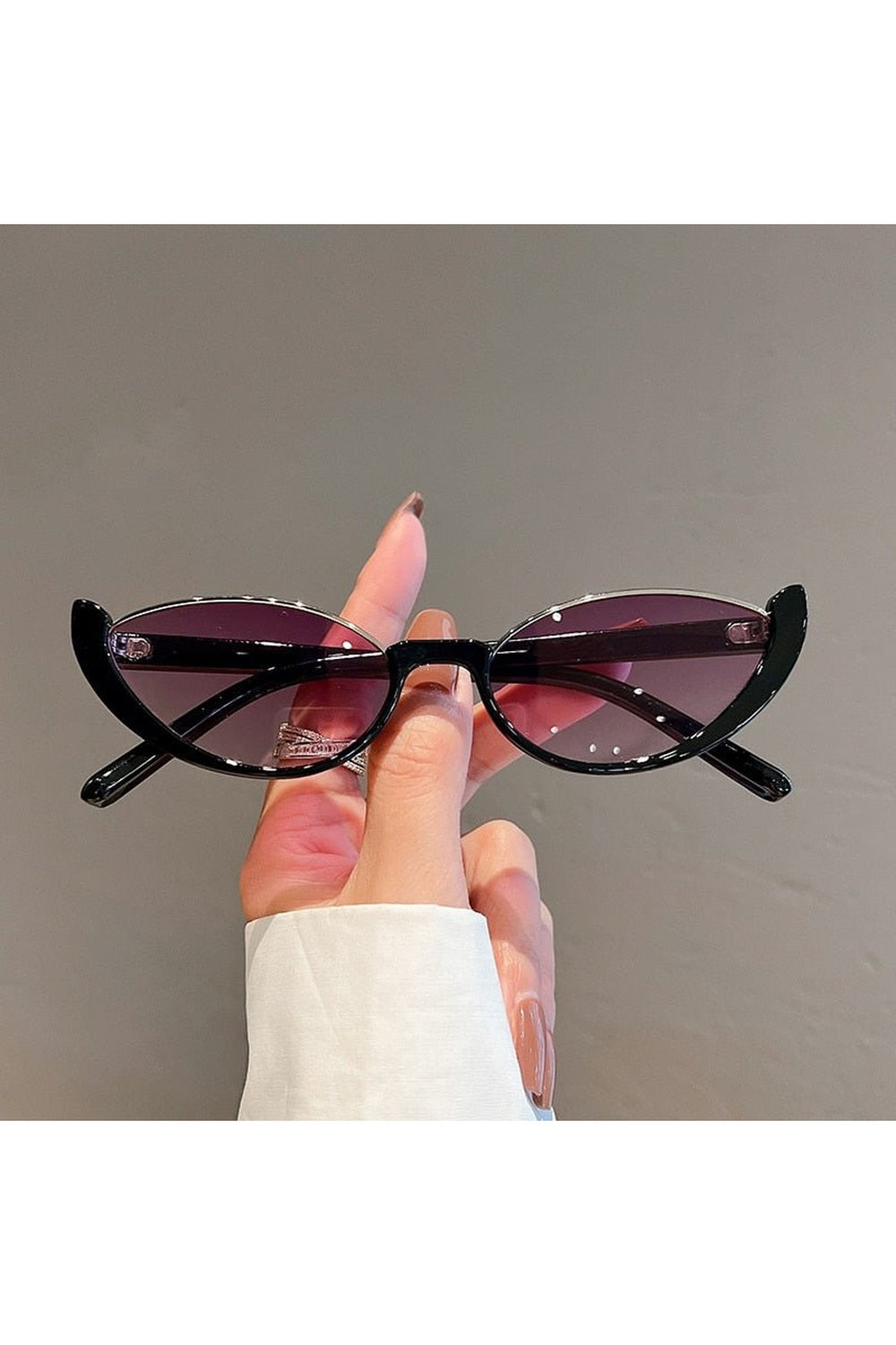 Chic rimless cat eye sunglasses in black-gradient purple.