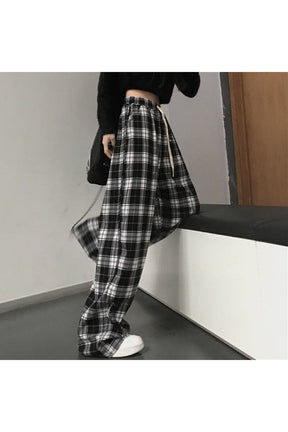 Oversize plaid pants for girls in black color.