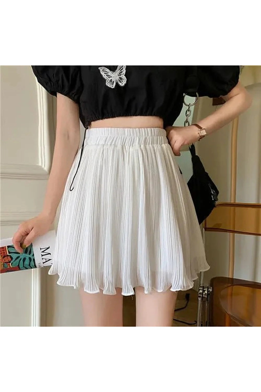 Pleated schoolgirl mini skirt in white with lining.