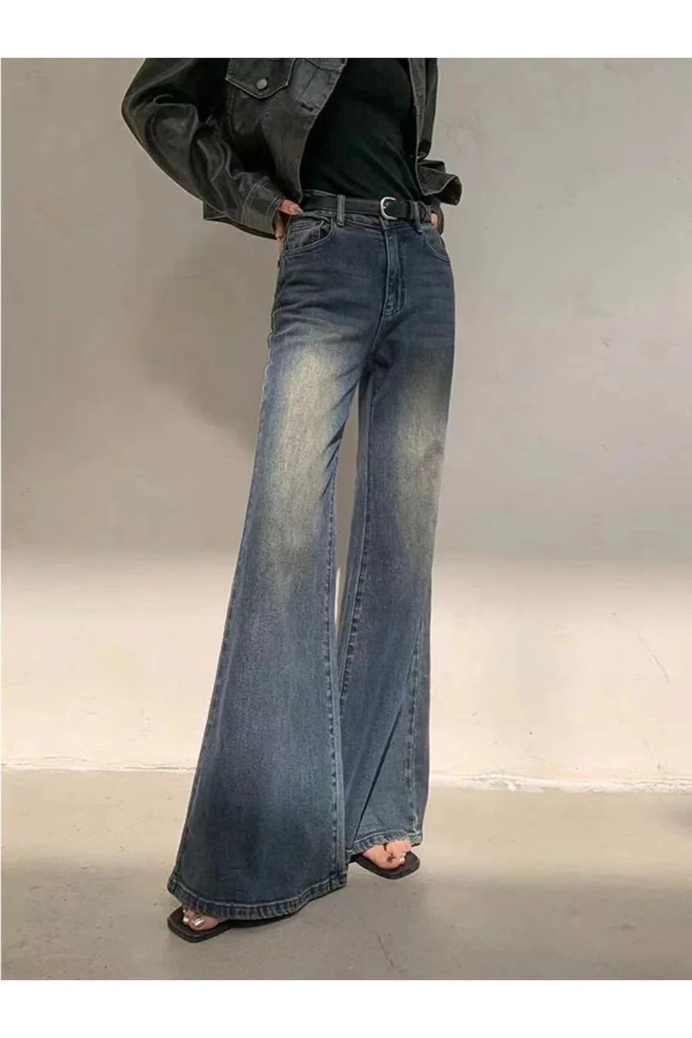 Vintage Horizon Flare Jeans in Blue features retro style.