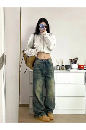 Baggy, low-rise jeans in blue wash.