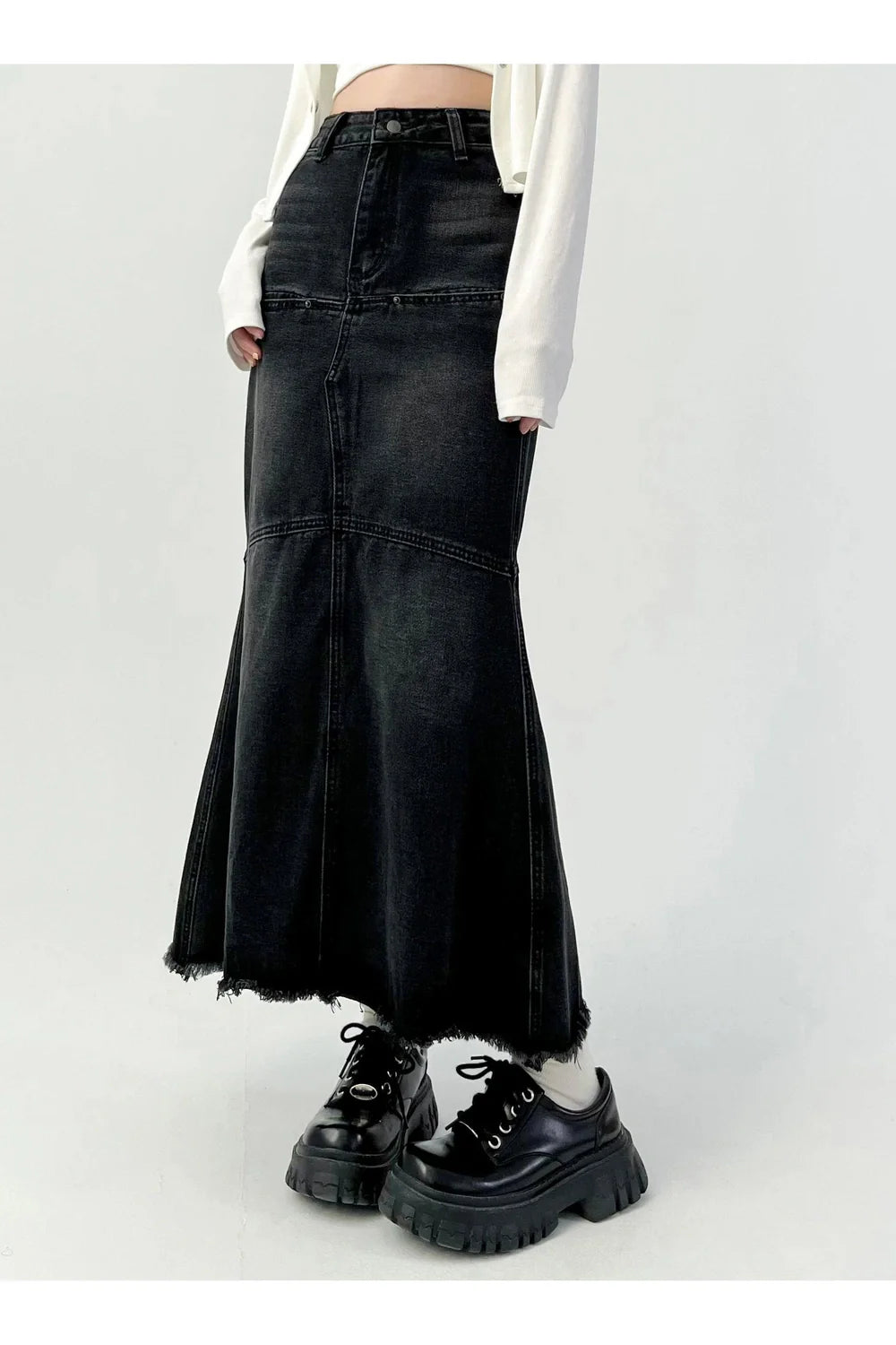 Stylish Y2K black denim fashion skirt.